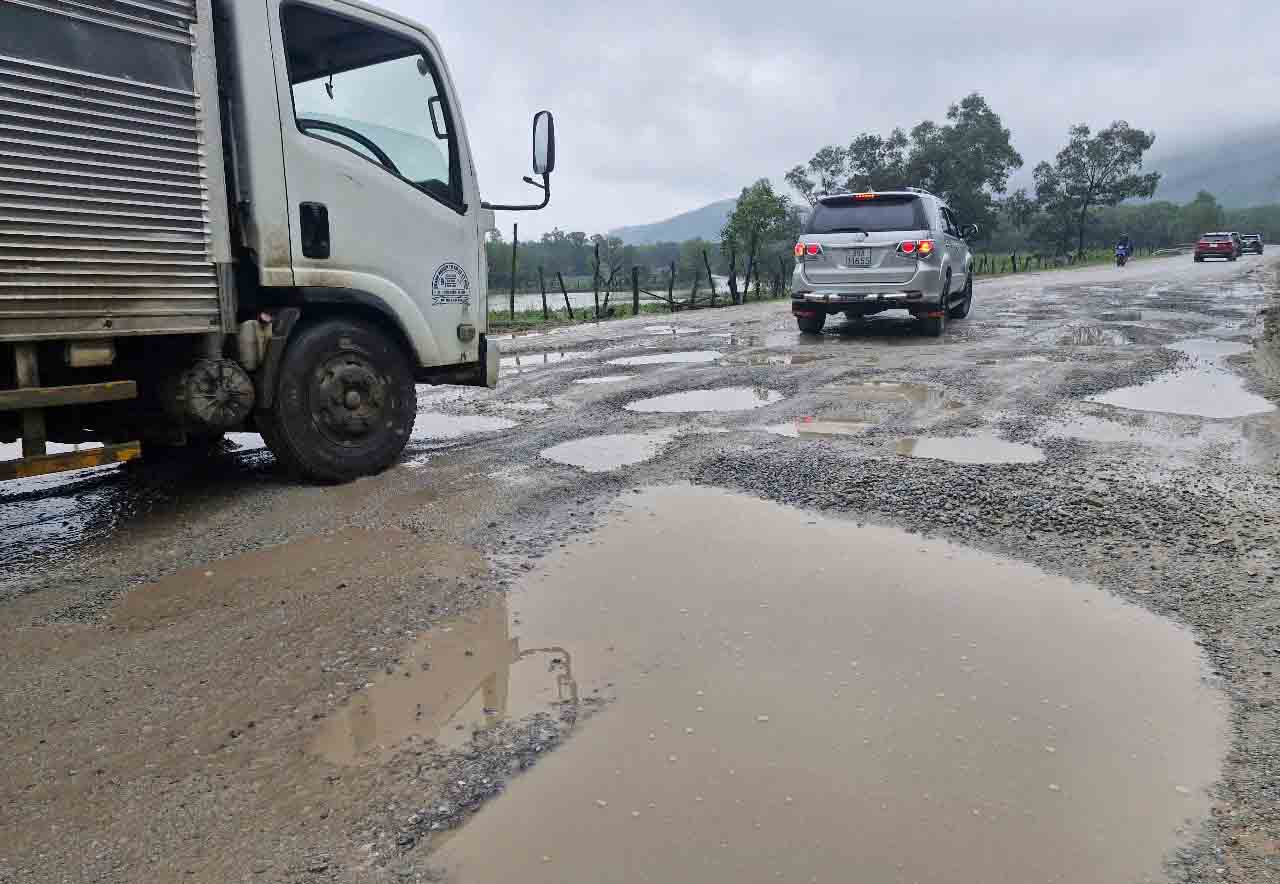The coastal road surface of Ha Tinh is peeling, degraded, and flooded when it rains. Photo: Tran Tuan.