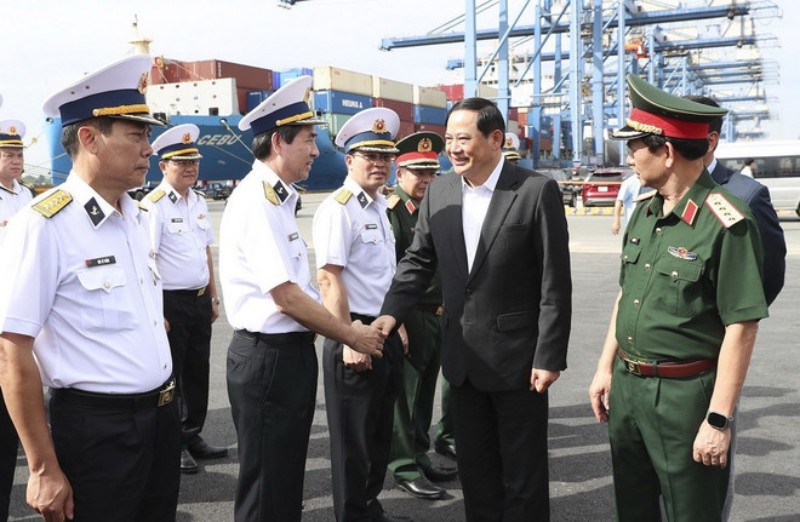 Lao Prime Minister Sonexay Siphandone visited Saigon New Port Corporation. Photo: VNA