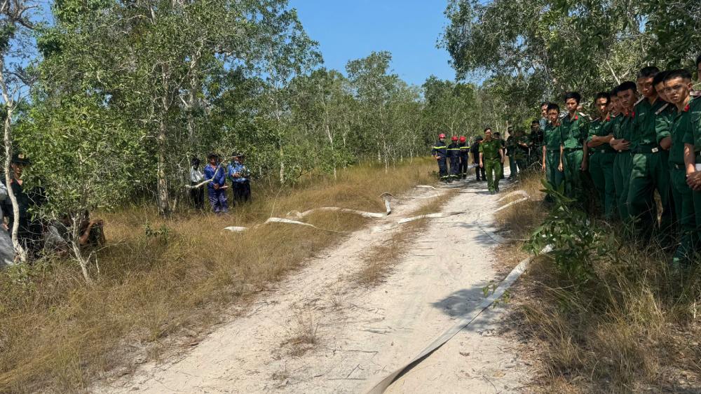 Forest fire prevention and fighting drill in Phu Quoc City. Photo: Xuan Nhi