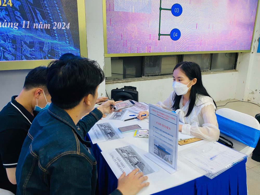 Young workers participate in the job fair at the Hanoi Employment Service Center. Photo: Quang Thanh