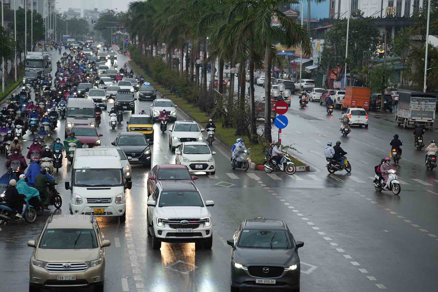 Cac phuong tien quay dau o cac diem mo. Anh: Huu Chanh 