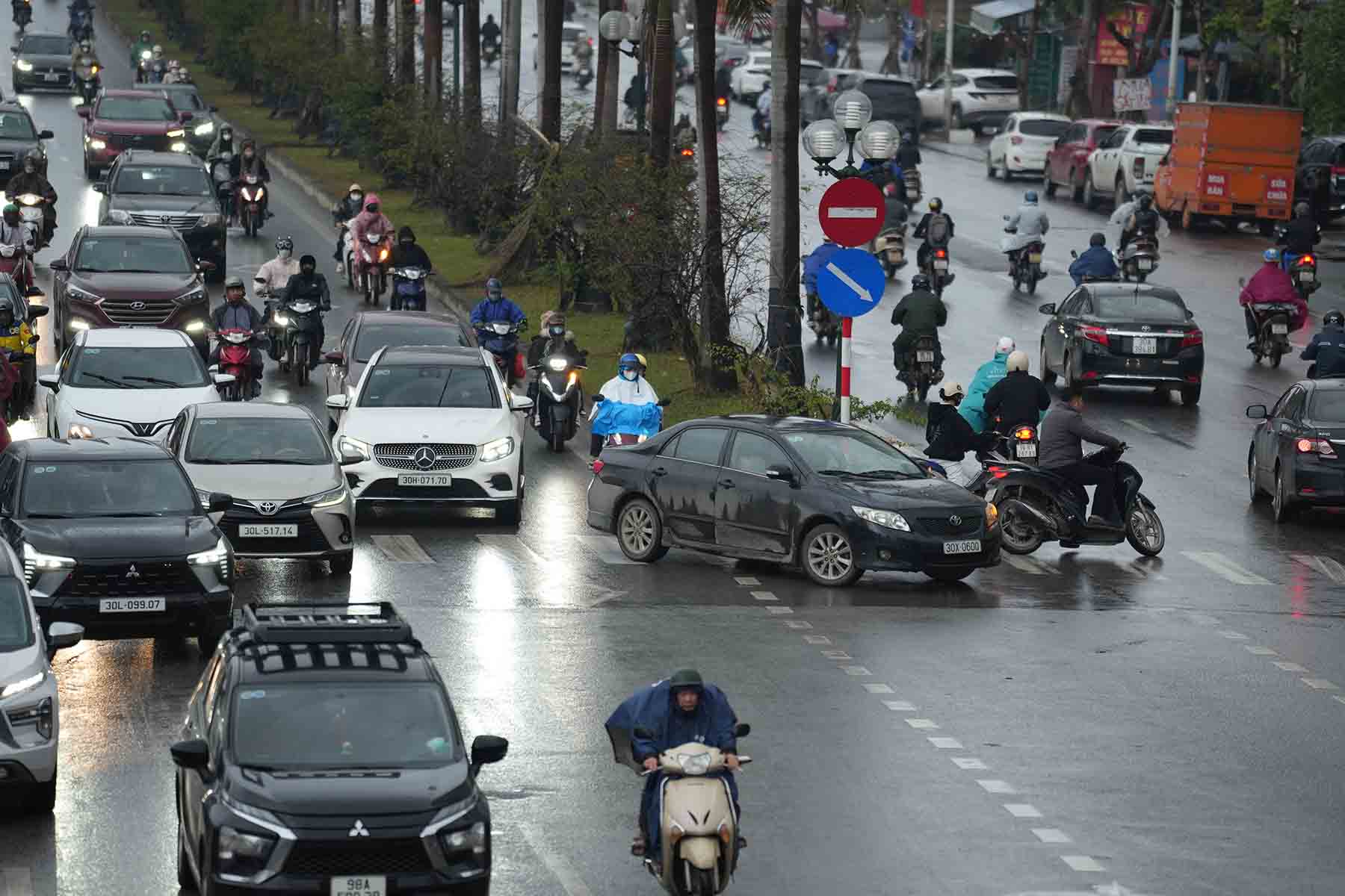 Phuong tien quay dau o mot diem mo tren duong Tran Huu Duc. Anh: Huu Chanh 