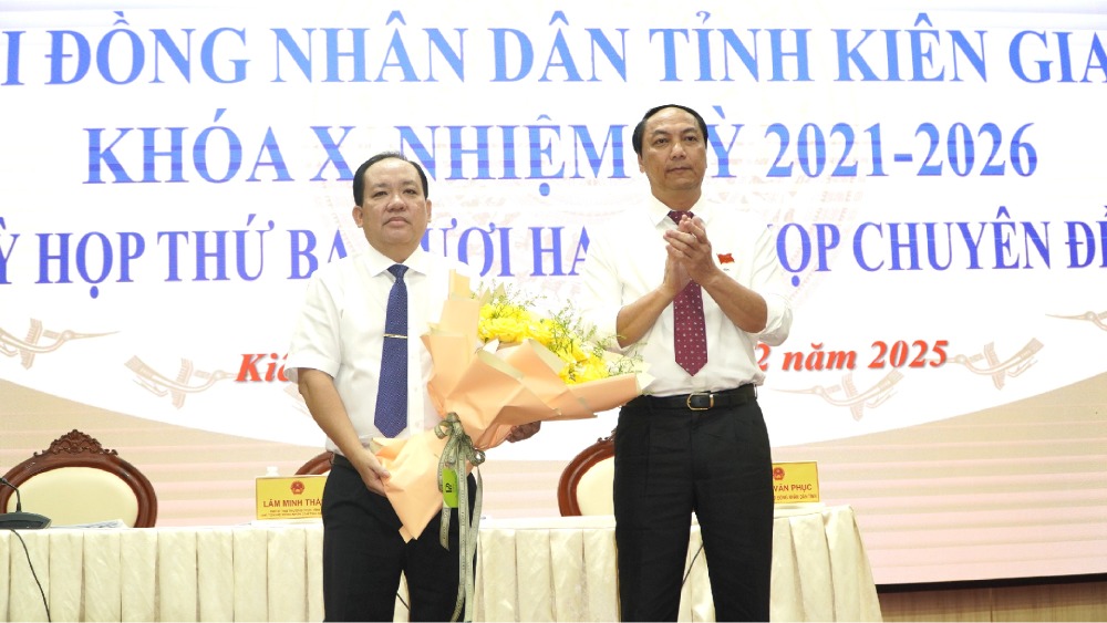 Mr. Nguyen Thanh Phong (left) - Secretary of the Rach Gia City Party Committee - was elected to hold the position of Vice Chairman of the Kien Giang Provincial People's Committee. Photo: Nguyen Anh