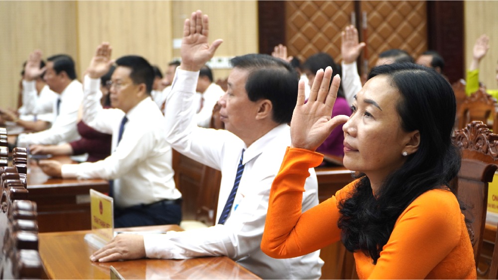 The delegates of the People's Council of Kien Giang province voted to approve the draft resolution on the proposal to decide on the policy of converting forest use to other purposes to implement the project of a domestic waste treatment plant in Bai Bon hamlet, Ham Ninh commune, Phu Quoc city. Photo: Nguyen Anh