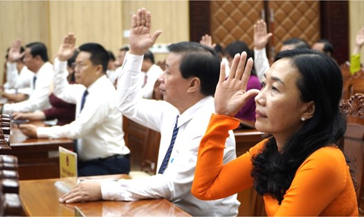 Đại biểu HĐND tỉnh Kiên Giang biểu quyết thông qua dự thảo nghị quyết về việc đề nghị quyết định chủ trương chuyển mục đích sử dụng rừng sang mục đích khác để thực hiện dự án Nhà máy xử lý chất thải sinh hoạt tại ấp Bãi Bổn, xã Hàm Ninh, TP Phú Quốc. Ảnh: Nguyên Anh