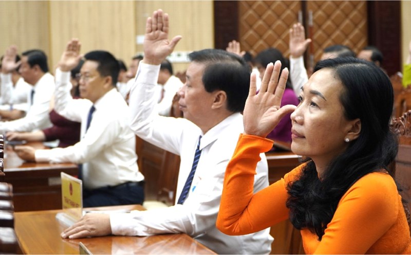 The delegates of the People's Council of Kien Giang province voted to approve the draft resolution on the proposal to decide on the policy of converting forest use to other purposes to implement the project of a domestic waste treatment plant in Bai Bon hamlet, Ham Ninh commune, Phu Quoc city. Photo: Nguyen Anh