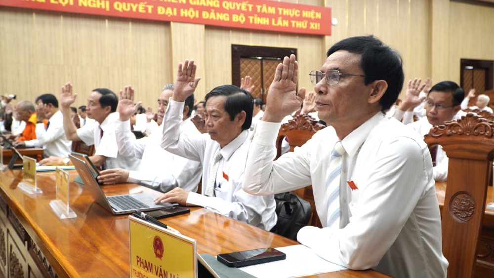 The delegates of the Kien Giang Provincial People's Council voted to approve the submission on approving the policy of establishing Tho Chau district. Photo: Nguyen Anh