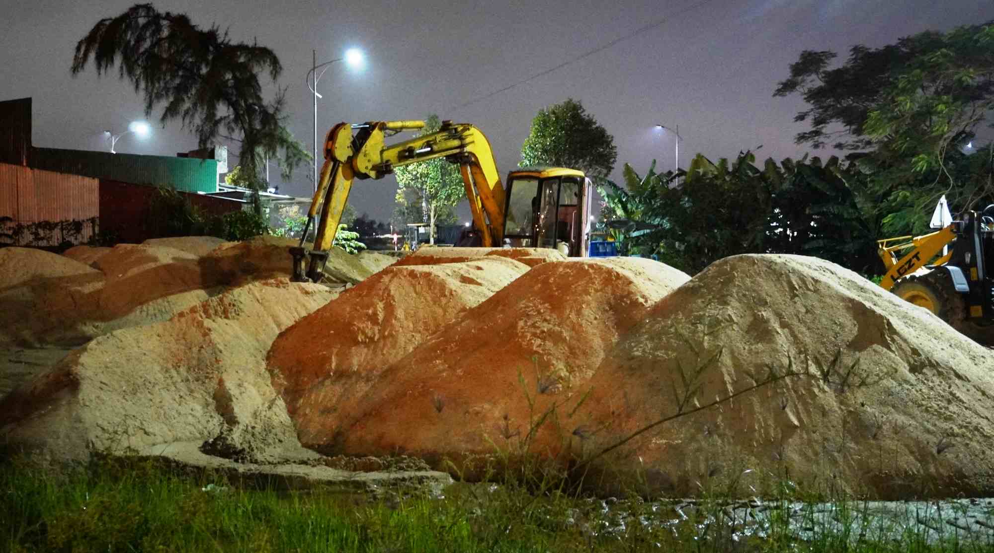 Cát lậu khai thác trên sông Trà Khúc được tập kết gần gầm cầu Trà Khúc 2, TP Quảng Ngãi. Ảnh: Viên Nguyễn