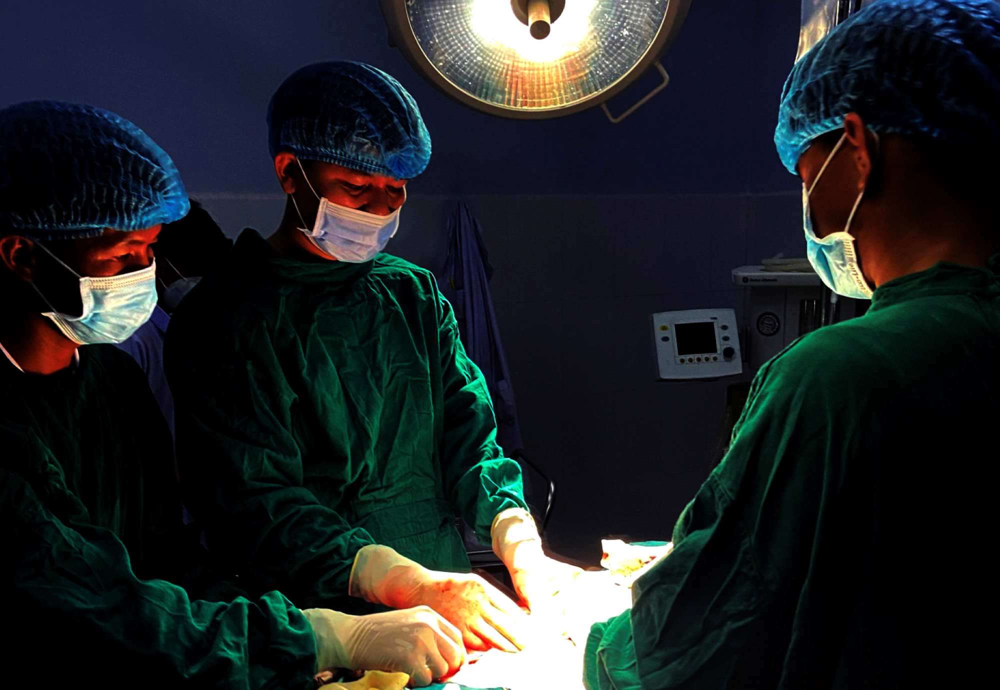 Doctor Dinh Van power (middle) performs surgery at the 152 Regiment Military-Civilian Hospital, Tho Chau (Phu Quoc City, Kien Giang Province). Photo: Character provided