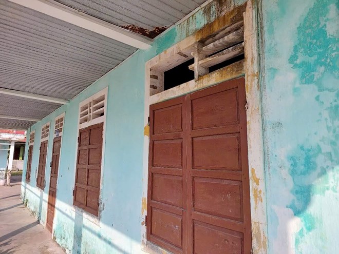 The branch school is deteriorating, and the government has temporarily closed to transfer students to the main school. Photo: P.Hoai