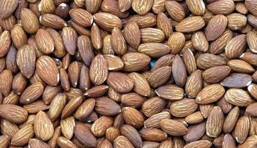 Add almonds to your diet to supplement protein and help reduce belly fat. Photo: Kieu Vu