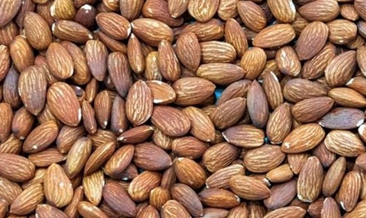 Bổ sung hạnh nhân vào chế độ ăn để bổ sung protein và hỗ trợng giảm mỡ bụng. Ảnh: Kiều Vũ