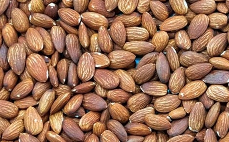 Add almonds to your diet to supplement protein and help reduce belly fat. Photo: Kieu Vu