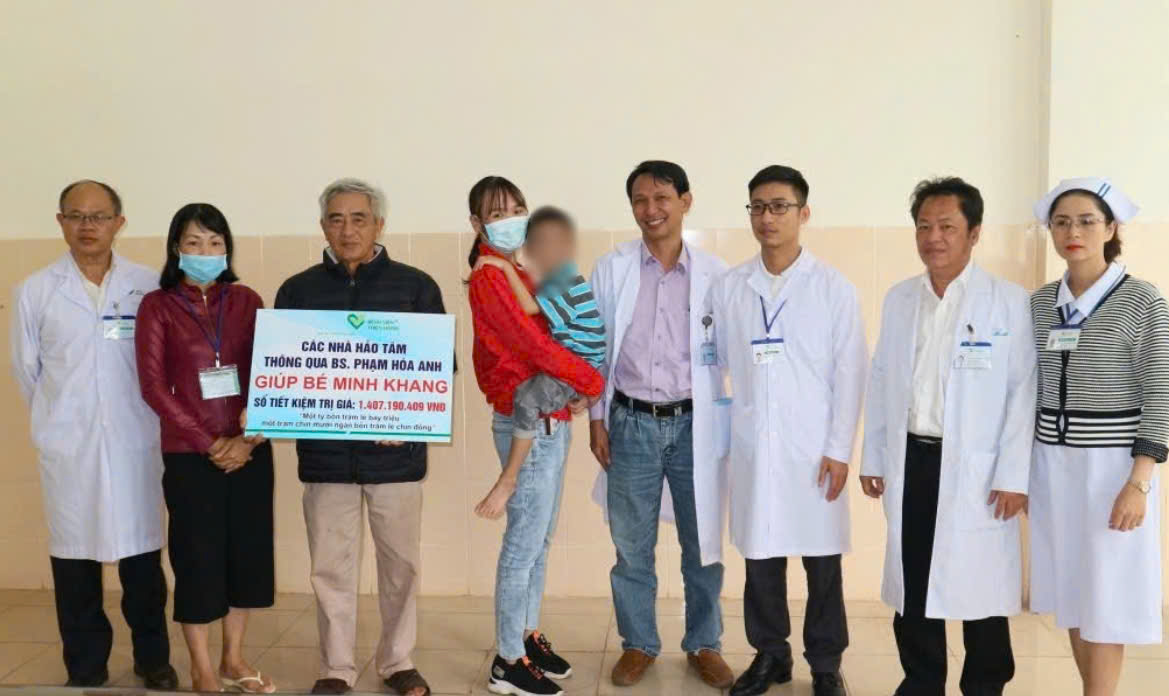 Doctor Hoa Anh (4th from left) has participated in many charity programs, lighting up the trust of many patients. Photo: Bao Lam