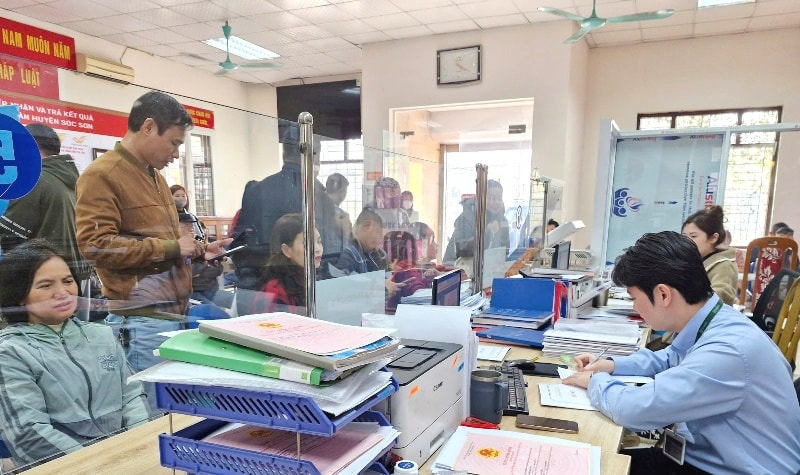 Officials and civil servants must process work records in the online environment from June 30, 2025. Photo: Hanoi.gov.vn