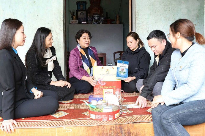 Tặng quà lao động nữ có hoàn cảnh khó khăn là đoàn viên