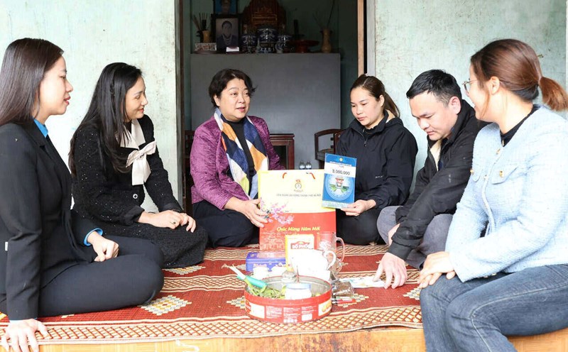 Leaders of the Hanoi City Labor Federation presented support gifts to female workers in difficult circumstances on the occasion of International Day 8.3. Photo: Ngoc Anh
