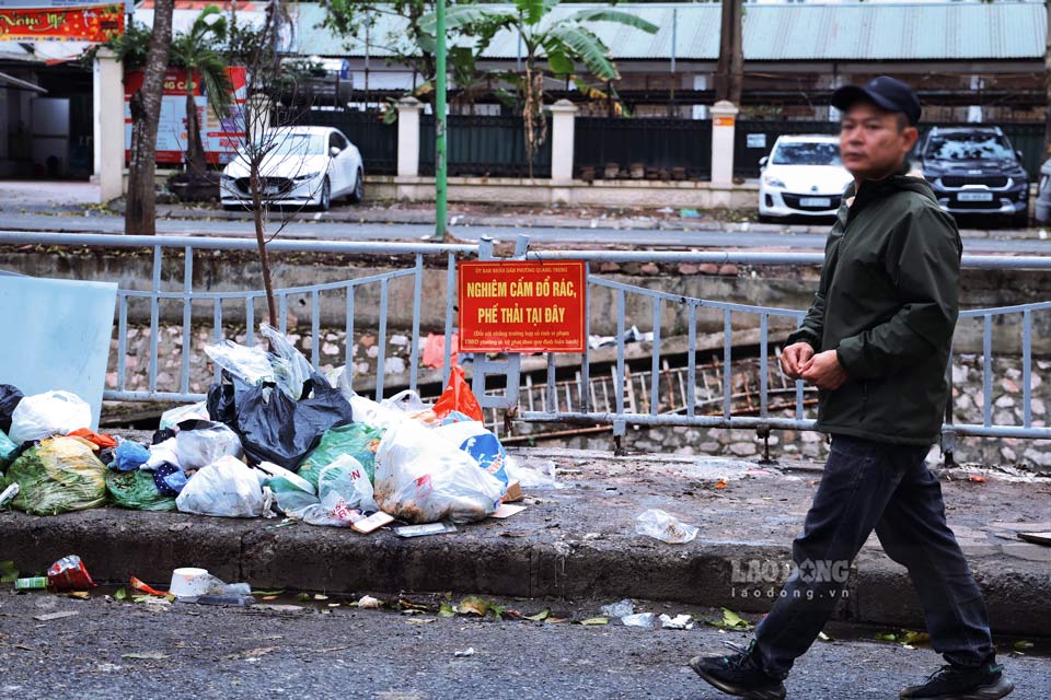 Doc bo song Lu doan duong Nguyen Ngoc Doan (Dong Da, Ha Noi) cung xuat hien tinh trang do trom rac thai. Bien cam do rac nhu “tang hinh” khong ai de y toi.