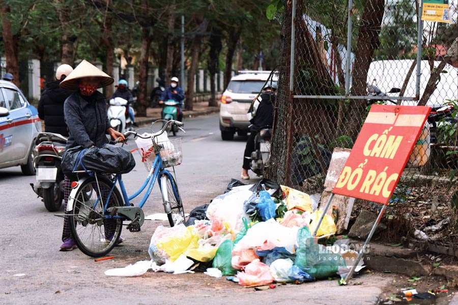 Tai khu vuc duong Thanh Cong - Nguyen Hong (Ba Dinh, Ha Noi), rac thai tran lan ngay canh bien cam.