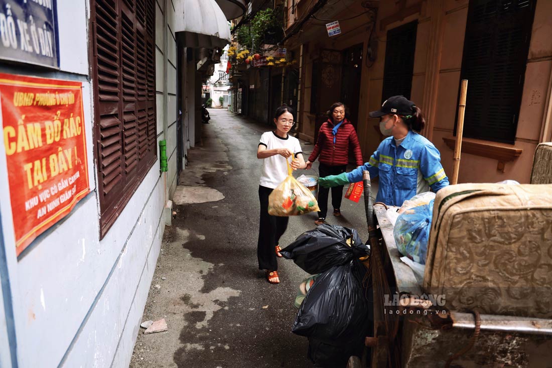 Don ve sinh moi truong o khu vuc ngo 82 Nguyen Phu Lai (Dong Da, Ha Noi), moi ngay chi To Thi Hoa deu phai don rac tu phat do nguoi dan vut ra duong. “Du nhieu diem trong ngo co bien cam do rac nhung ngay nao toi cung phai thu rac tai nhung khu vuc do, hom nao nhieu rac day luon ca xe“, chi Hoa chia se.