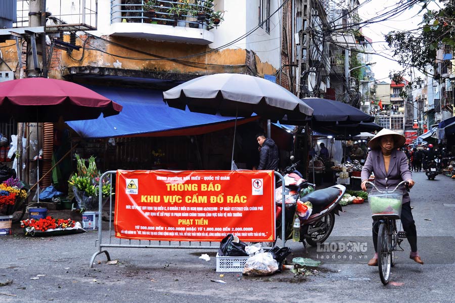 De han che tinh trang do rac khong dung noi quy dinh, tai nhieu tuyen pho o Ha Noi phai dat bien cam do rac. Tuy nhien, theo ghi nhan cua phong vien, cang nhung noi co bien cam do rac thi rac thai cang nhieu.