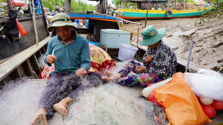 Khong the ra khoi ngu dan tranh thu dan va nhung tam luoi bi rach trong qua trinh danh bat. Anh: Phuong Anh