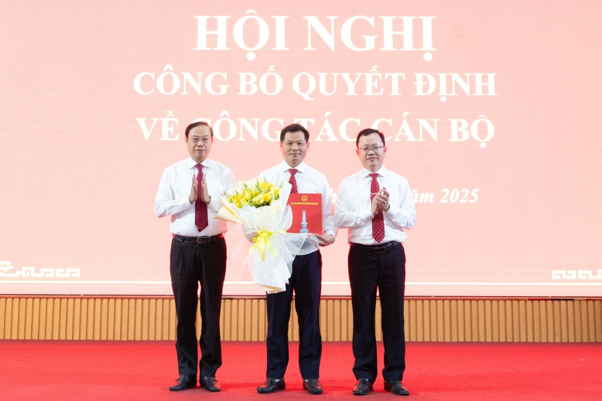 Mr. Le Thanh Liem (middle) is the new Chairman of the People's Committee of Chau Duc district (Ba Ria - Vung Tau province). Photo: Thanh An