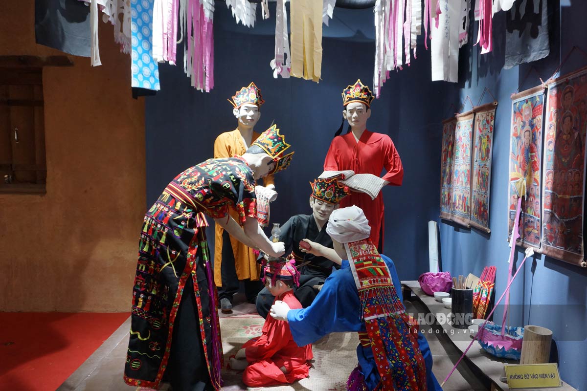 The collective recreates the ceremony of granting status to the Dao Thanh Y people of Nam Son commune, Ba Che district, Quang Ninh province. Photo: Doan Hung
