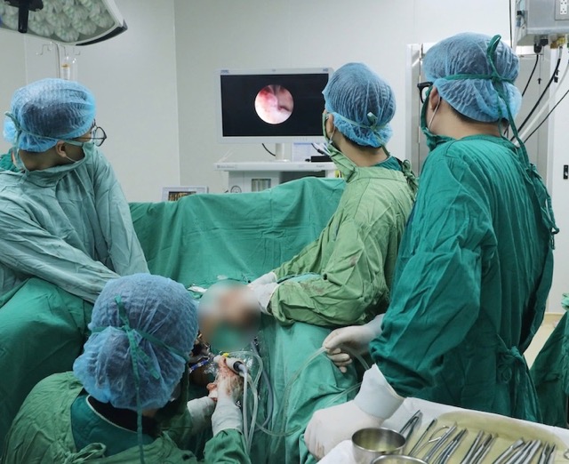 Doctors performed 2 consecutive surgeries, successfully separating the uterine fibroid tumor, preserving the patient's uterus. Photo: BVCC