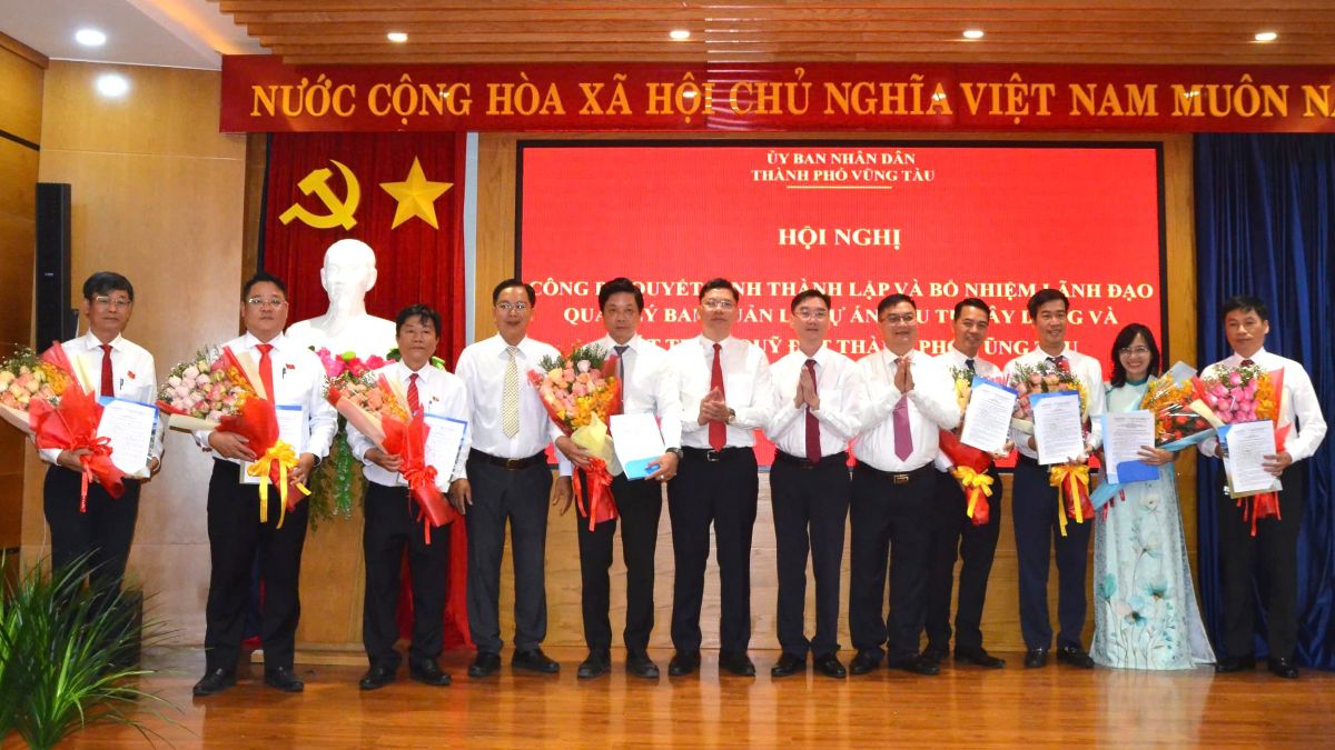 The People's Committee of Vung Tau City announced the decision to merge the two units and appoint the newly established unit leadership positions. Photo: Thanh An