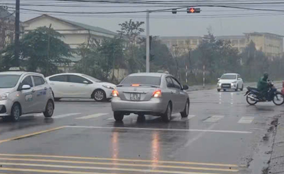 Traffic light errors at the intersection of Le Ninh and Ha Hoang streets confused drivers. Photo: Tran Tuan.