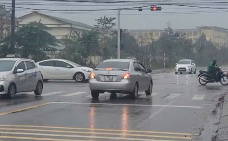 Traffic light errors at the intersection of Le Ninh and Ha Hoang streets confused drivers. Photo: Tran Tuan.