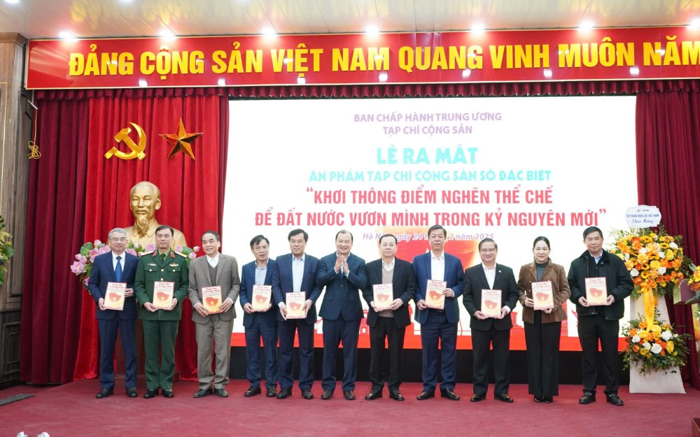 PGS.TS Le Hai Binh - Uy vien du khuyet Trung uong Dang, Tong Bien tap Tap chi Cong san - tang cac dai bieu an pham dac biet. Anh: Quang Hanh