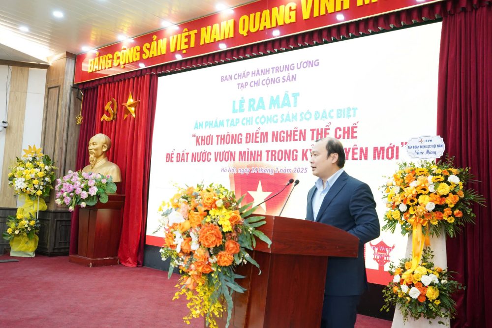 Associate Professor, Dr. Le Hai Binh spoke at the launching ceremony of the special publication "Unblocking institutional bottlenecks for the country to rise in the new era". Photo: Quang Hanh.
