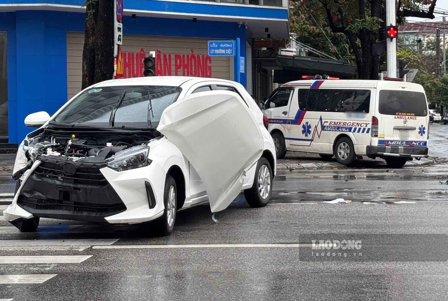 Car and ambulance collided on National Highway 1 through Quang Binh. Photo: Cong Sang