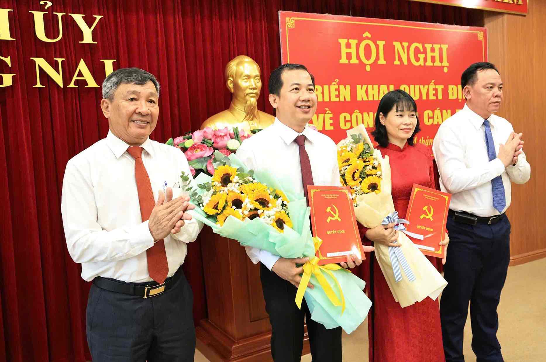 Leaders of the Provincial Party Committee and the Provincial People's Committee presented the decision and presented flowers to the two Deputy Heads of the Propaganda and Mass Mobilization Department of Dong Nai province. Photo: HAC