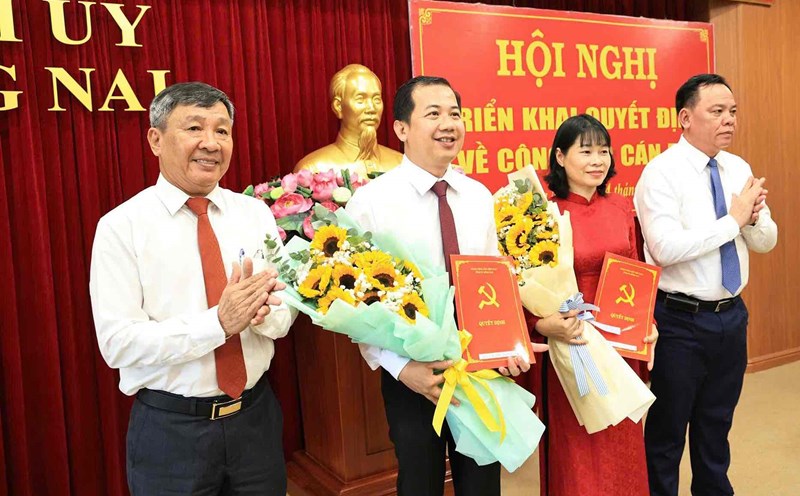 Leaders of the Provincial Party Committee and the Provincial People's Committee presented the decision and presented flowers to the two Deputy Heads of the Propaganda and Mass Mobilization Department of Dong Nai province. Photo: HAC