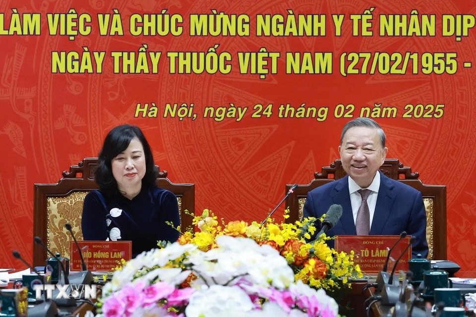 Tong Bi thu To Lam tham va lam viec voi Bo Y te. Anh: Thong Nhat/TTXVN