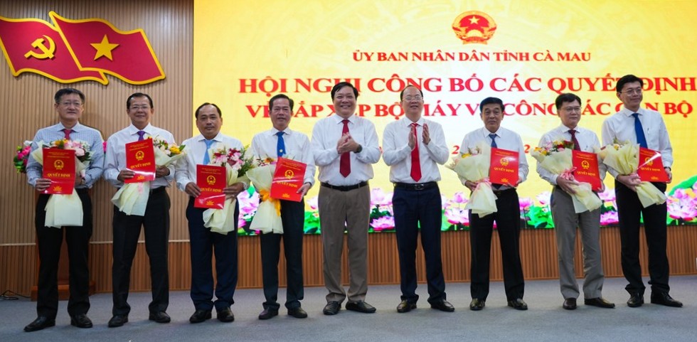 Ca Mau provincial leaders presented decisions after the arrangement and merger. Photo: Nhat Ho