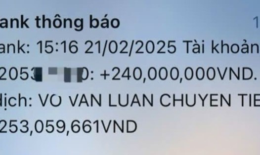 Tài khoản ngân hàng của anh Việt bất ngờ nhận được số tiền lớn do người khác chuyển nhầm. Ảnh: Lam Hồng