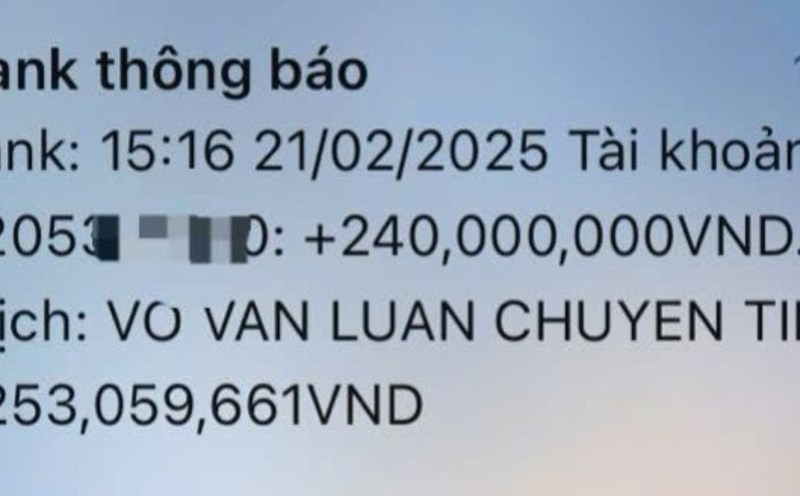 Mr. Viet's bank account suddenly received a large sum of money transferred by mistake by someone else. Photo: Lam Hong