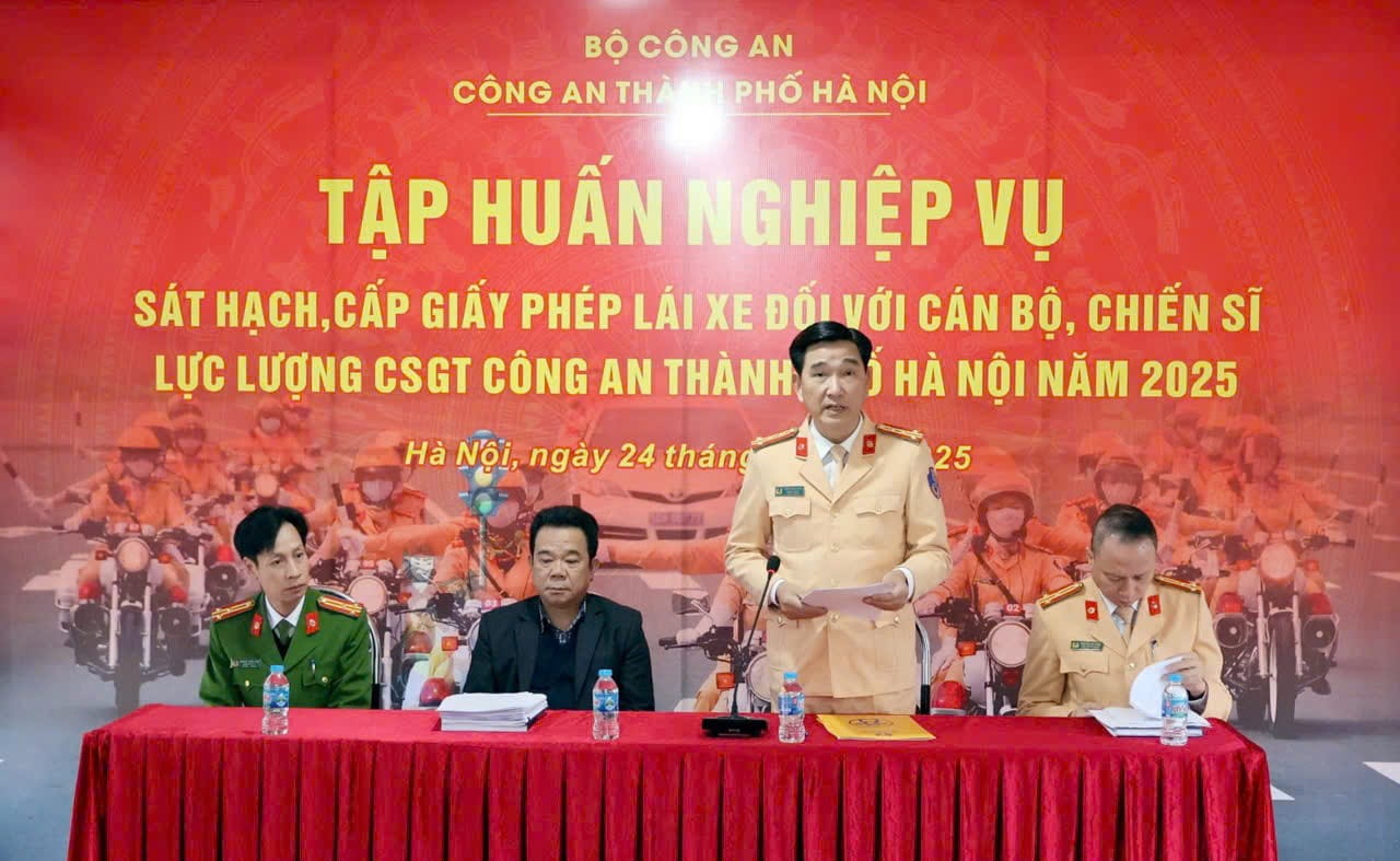 Colonel Tran Dinh Nghia spoke at the opening ceremony of the training course. Photo: Tien Trach