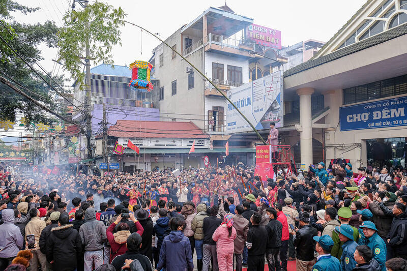 The firecracker robbery Association attracted tens of thousands of visitors to participate. Photo: Khanh Linh