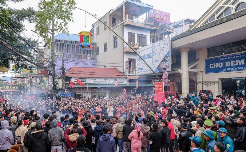The firecracker robbery Association attracted tens of thousands of visitors to participate. Photo: Khanh Linh
