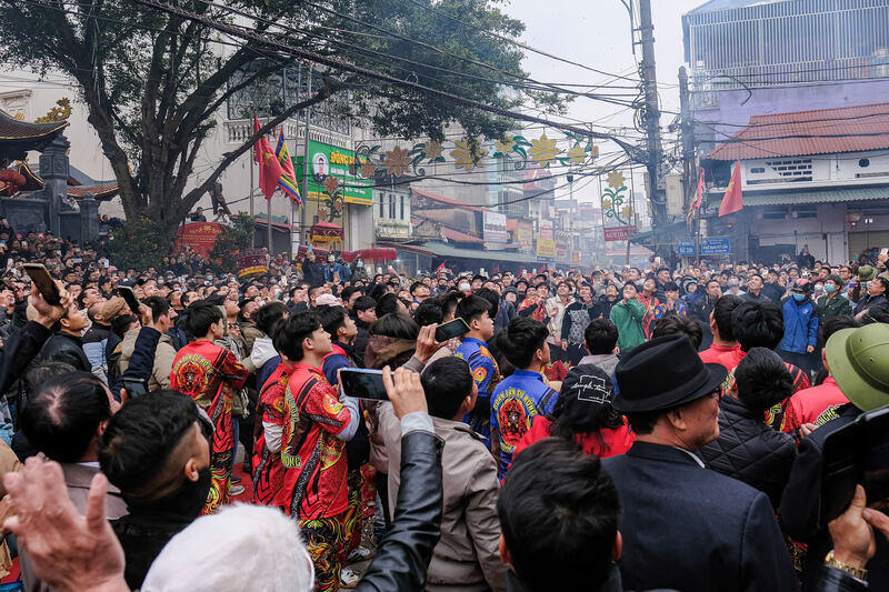 Van nguoi tham gia cuop dau phao cau may. Anh: Khanh Linh