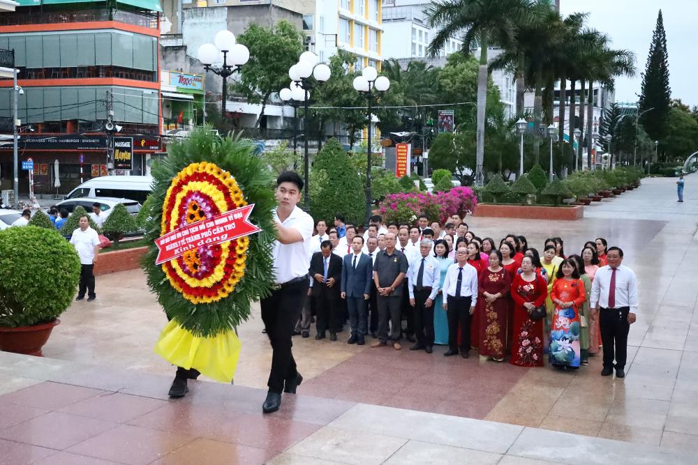 Sang cung ngay, nganh y te Can Tho den vieng, thap huong truoc Tuong dai Bac Ho, quan Ninh Kieu. 