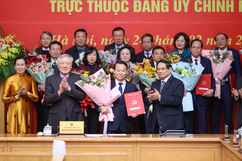 Politburo member and Prime Minister Pham Minh Chinh presented the Decision to the Party Committee of the Ministry of Agriculture and Environment. Photo: VGP/Nhat Bac