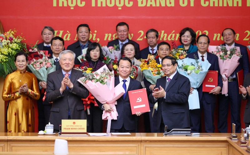 Politburo member and Prime Minister Pham Minh Chinh presented the Decision to the Party Committee of the Ministry of Agriculture and Environment. Photo: VGP/Nhat Bac