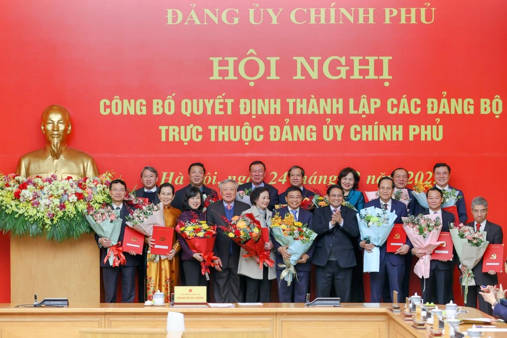 Thu tuong Chinh phu trao Quyet dinh thanh lap 15 dang bo truc thuoc Dang uy Chinh phu. Anh: VGP/Nhat Bac  