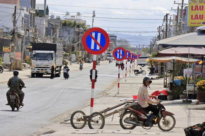 A series of signs prohibiting parking on even days are offensive and cause loss of aesthetics on National Highway 27. Photo: Lam Hong